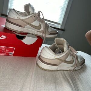 NIKE WNKE DUNK LOW TWIST size 9